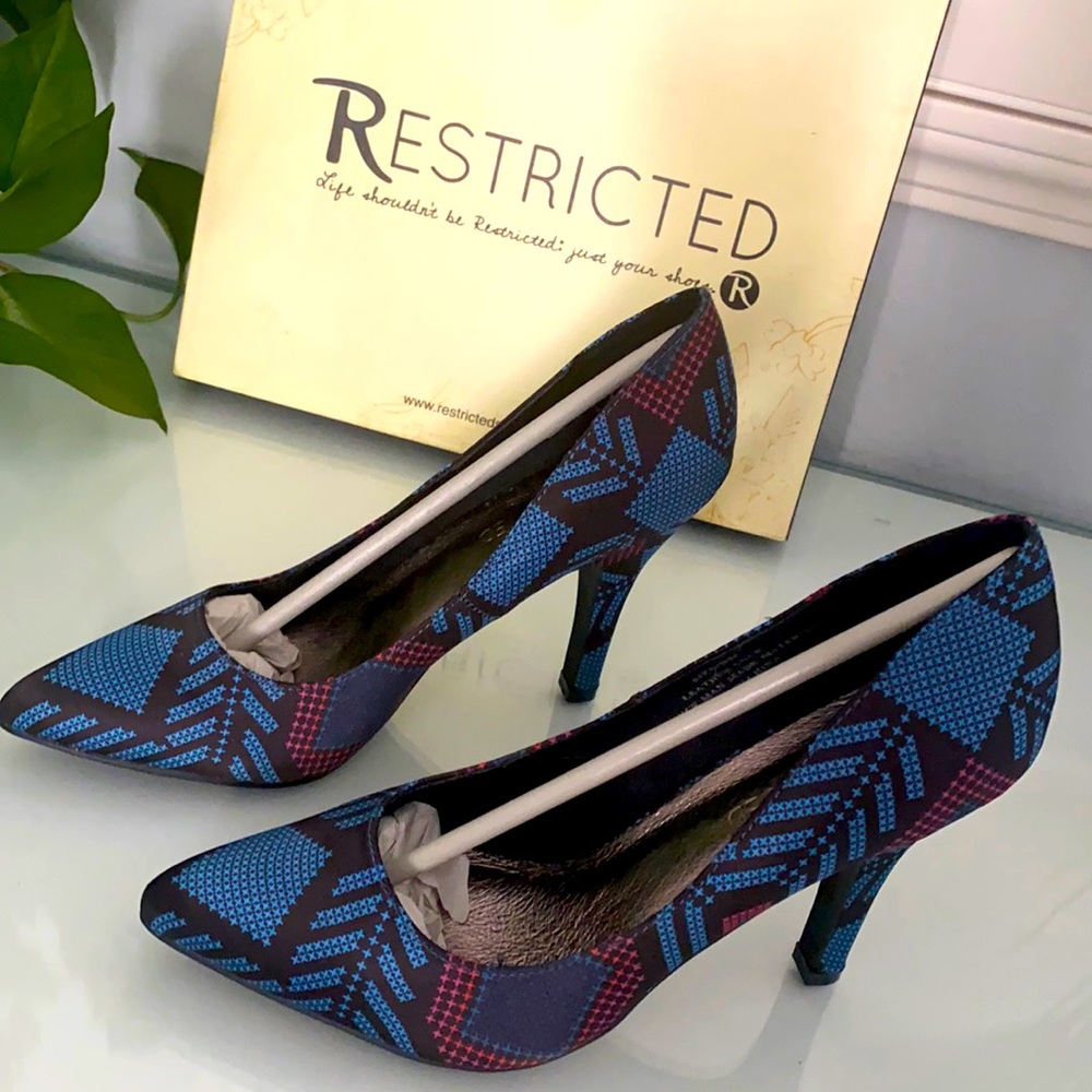 Pointed toe pumps